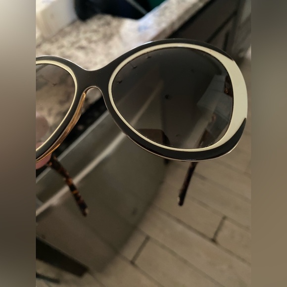 Louis Vuitton Tri Colored over sized Sunglasses - Picture 3 of 14